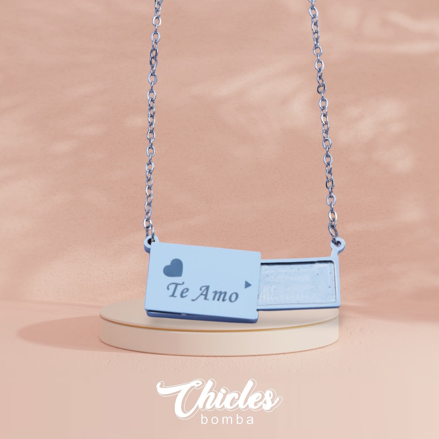 Collar plateado sobre te amo