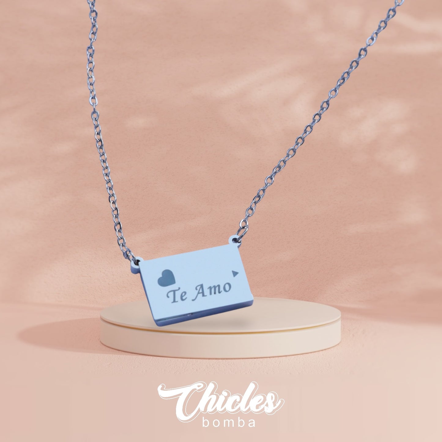 Collar plateado sobre te amo