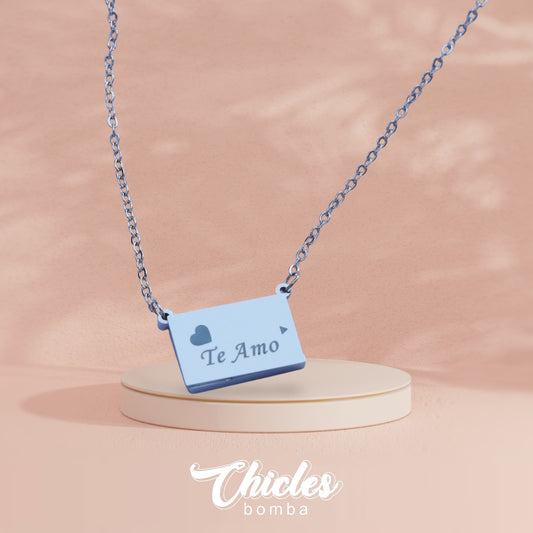 Collar plateado sobre te amo