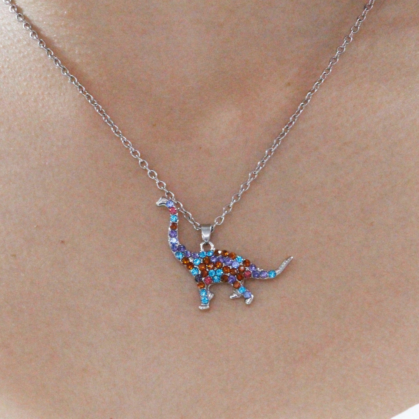 Collar Plateado Dinosaurio Cuello Largo