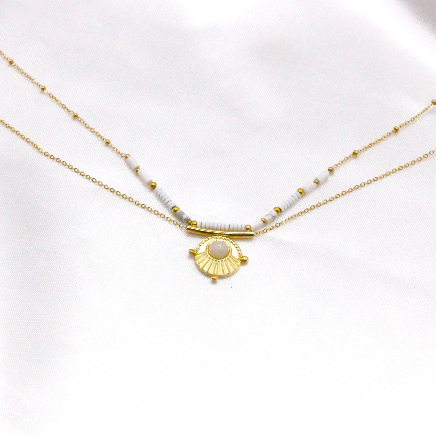 Collar Dorado con Cuentas Blancas