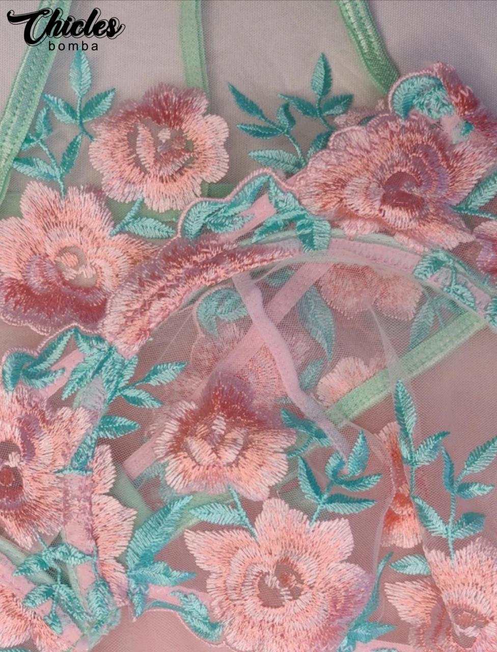 Lencería Verde con Flores Rosas